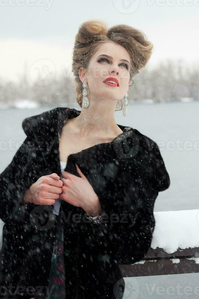 Winter Mädchen im Luxus Pelz Mantel foto
