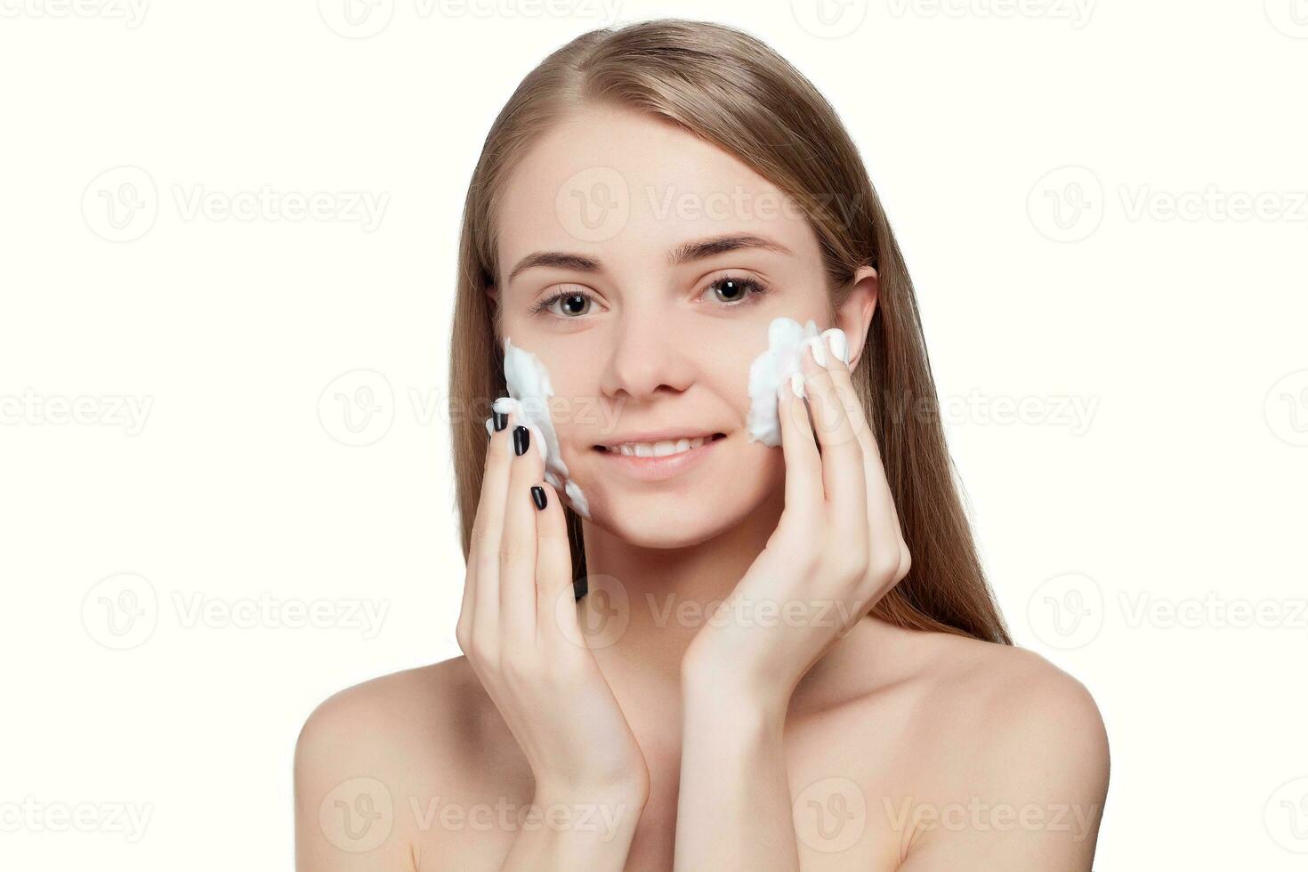 schön Frau Reinigung Gesicht mit Schaum Behandlung Licht Hintergrund foto