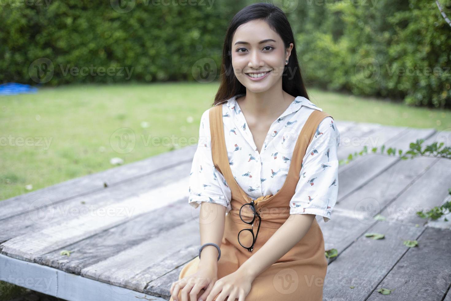 asiatische Frauen lächeln und glückliche entspannende Zeit im Freien foto