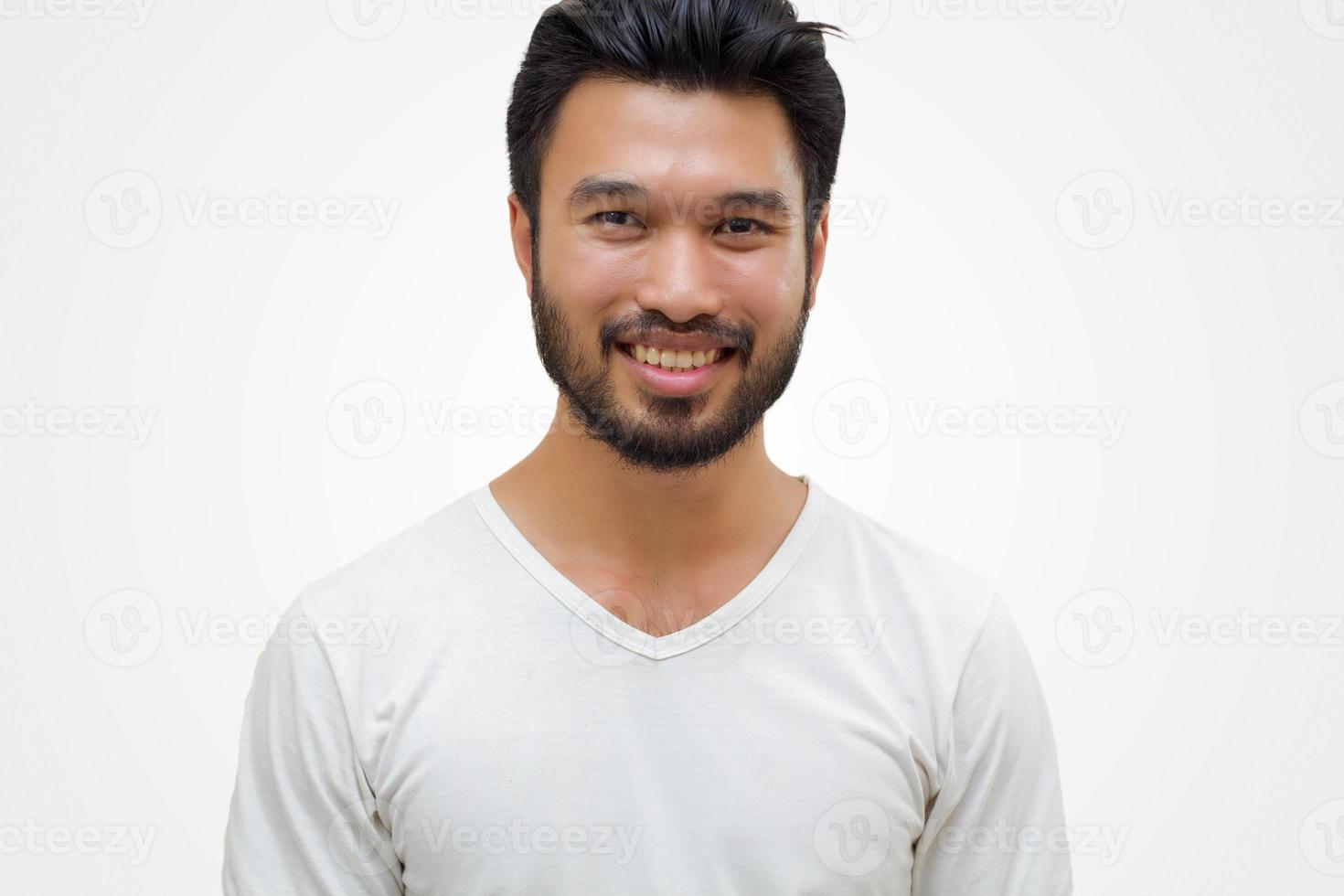 asiatischer gutaussehender Mann mit Schnurrbart, lächelnd und lachend auf weißem Hintergrund foto