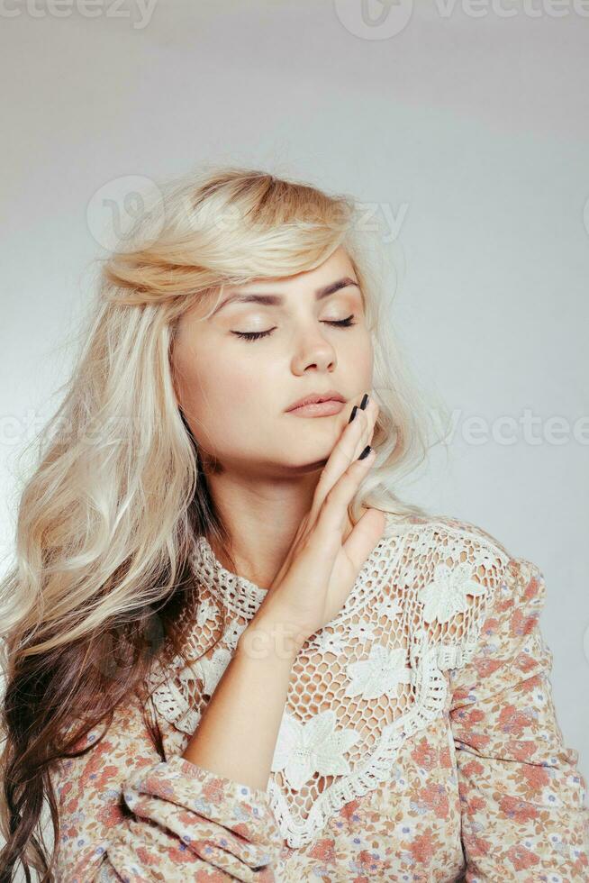 entscheiden jung Frau im Studio foto