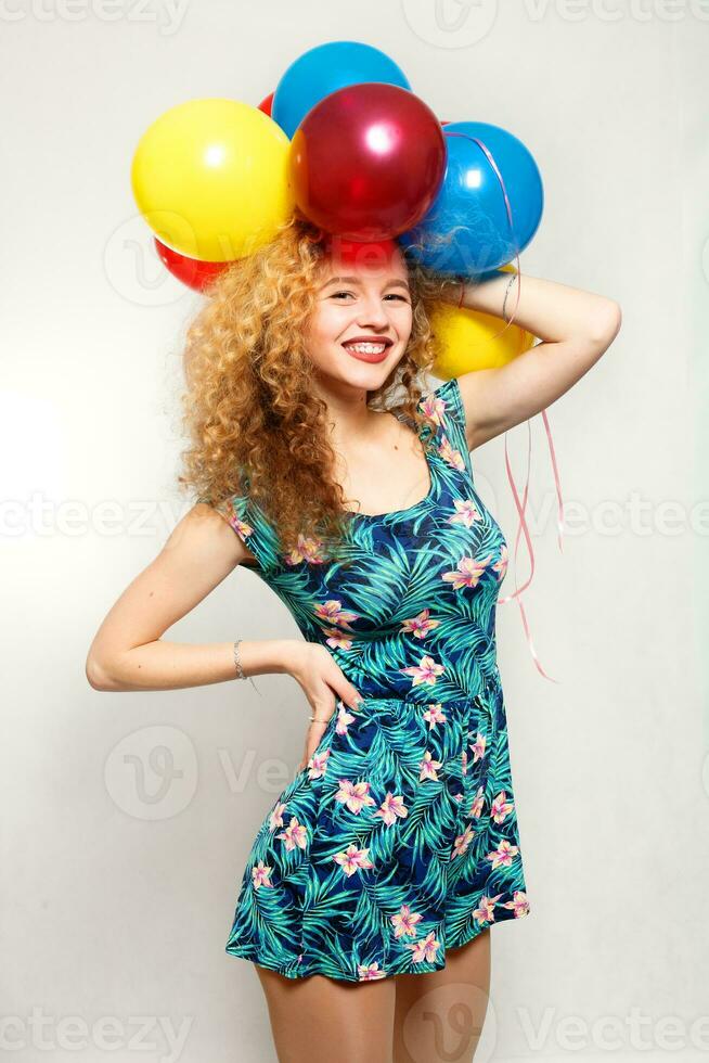 Teenager Mädchen mit Helium Luftballons Über grau Hintergrund foto