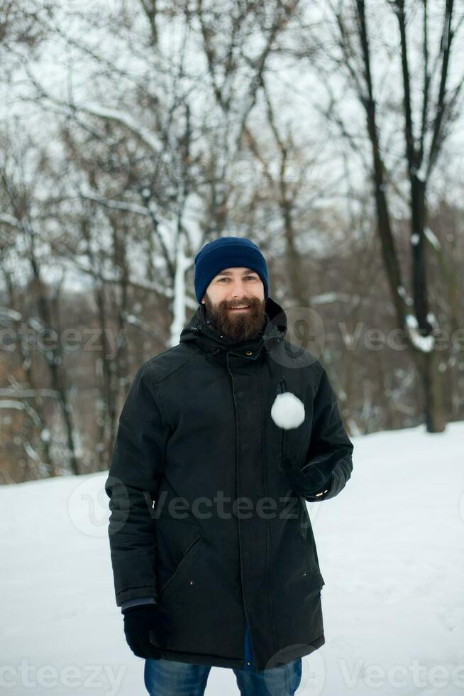 bärtig Mann im Winter Hut lächelnd Porträt extrem foto