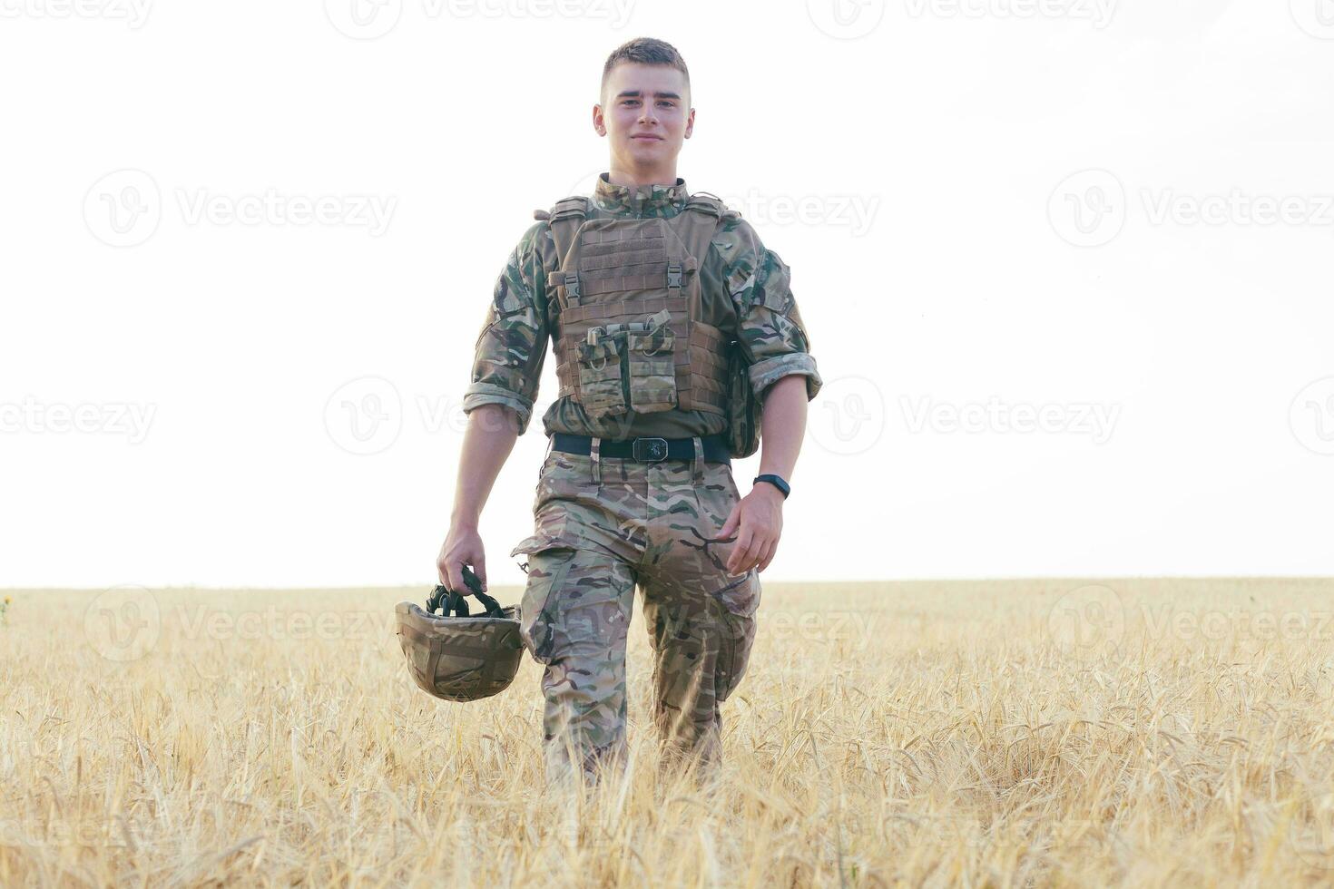 Soldat Mann Stehen gegen ein Feld foto