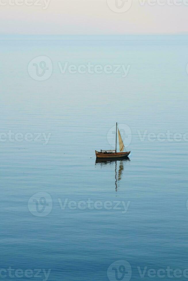 minimalistisch Foto ein Schiff auf Meer