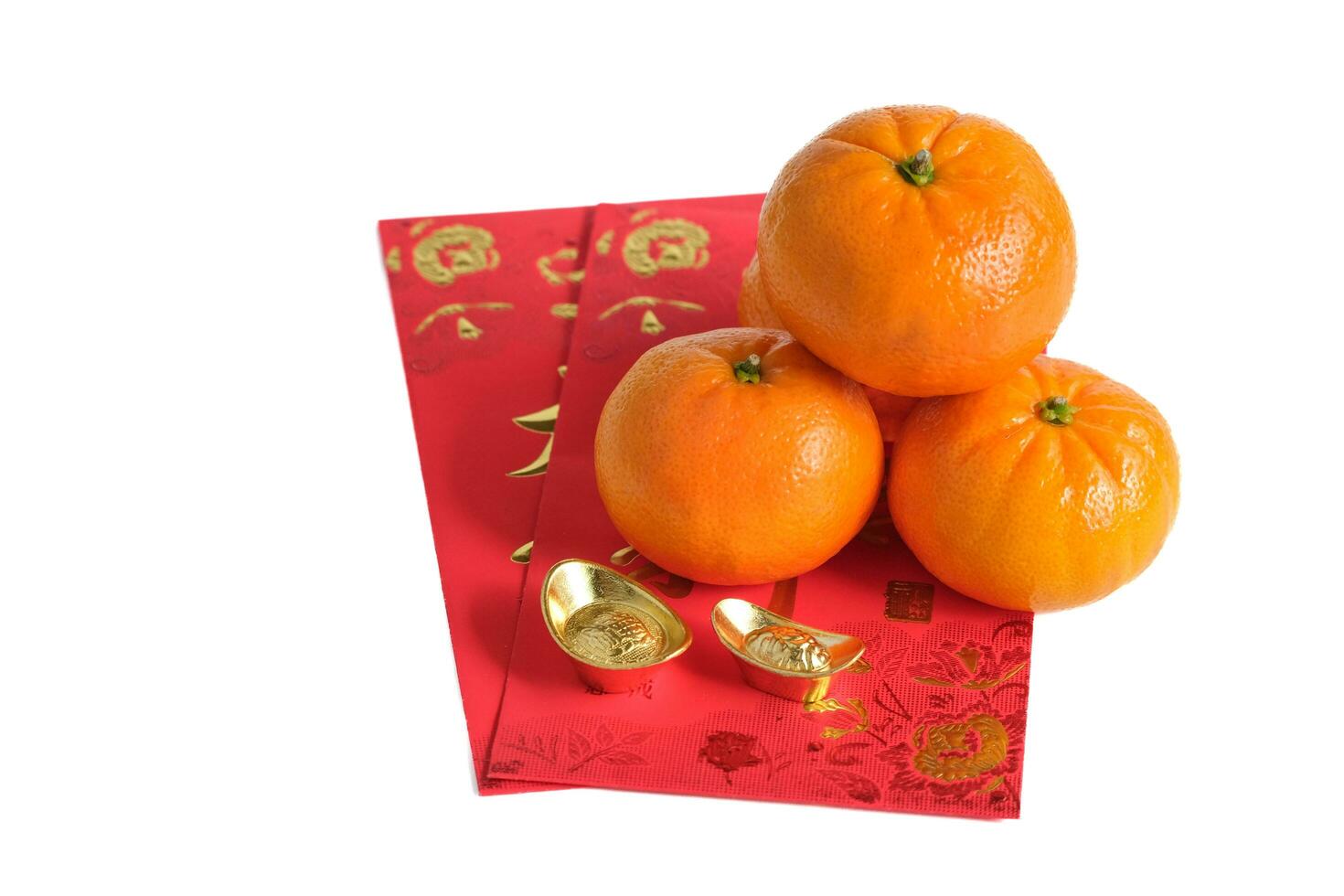 glücklich Neu Jahr Chinesisch Jahr von Drachen 2024. Mandarin Orange und Gold Barren auf rot Umschläge isoliert auf Weiß Hintergrund. foto