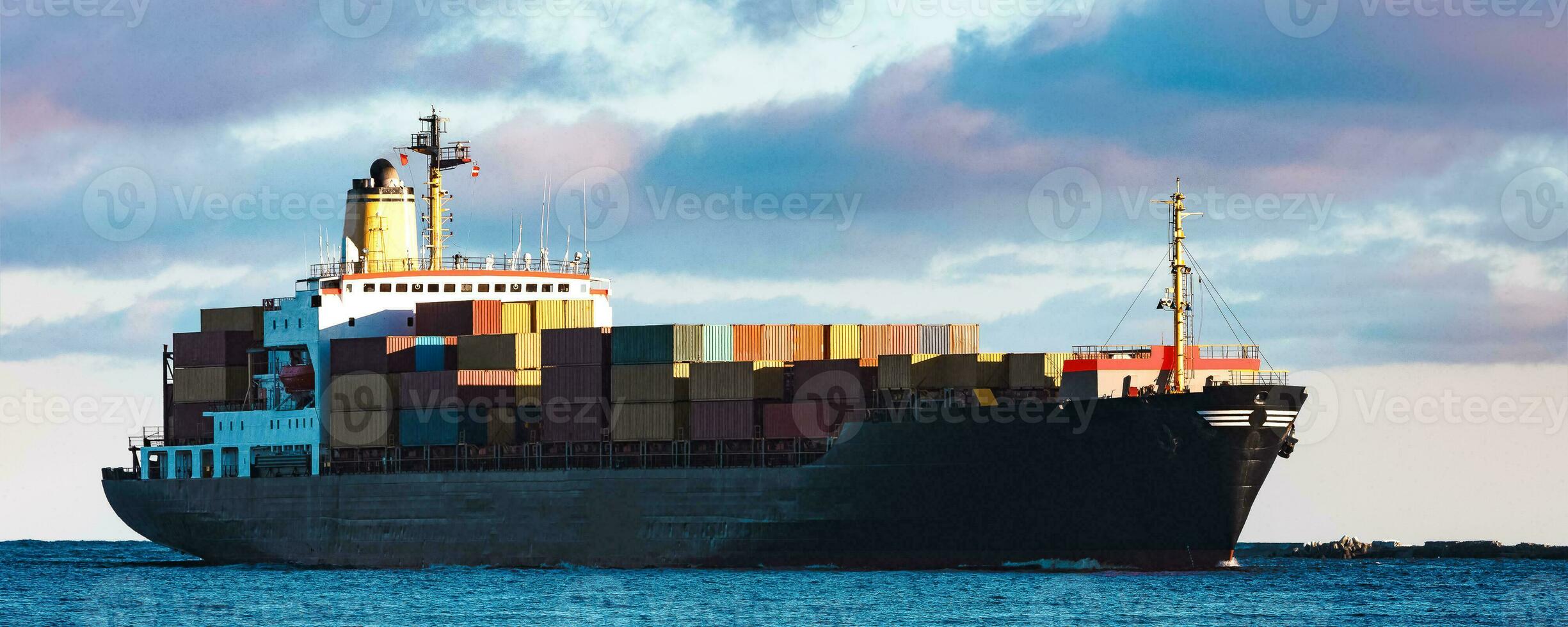 modern schwarz Container Schiff ziehen um von baltisch Meer foto