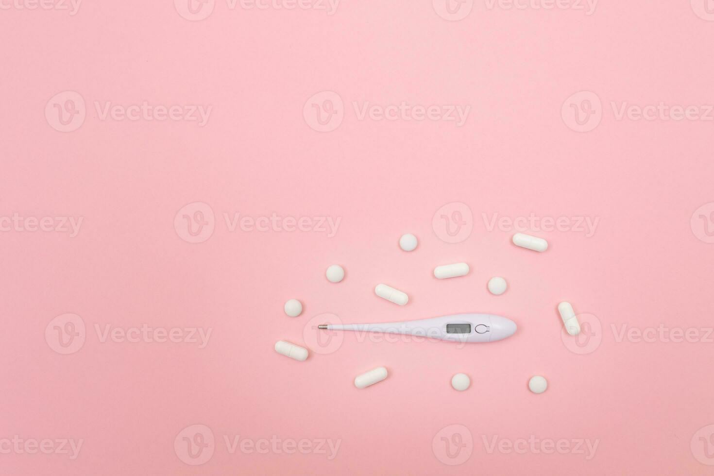 Weiß Tabletten oder Tablets mit elektronisch Thermometer auf Rosa Hintergrund. pharmazeutische Industrie und medizinisch Produkte foto