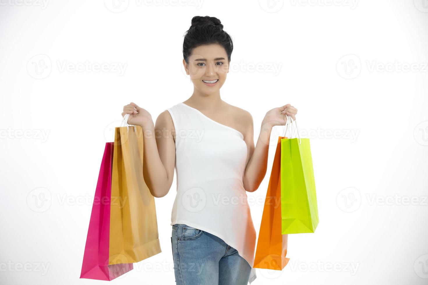 Asiatische Frauen und schönes Mädchen halten Einkaufstüten und benutzen ein Smartphone und lächeln beim Einkaufen und kaufen mit Kreditkarte foto