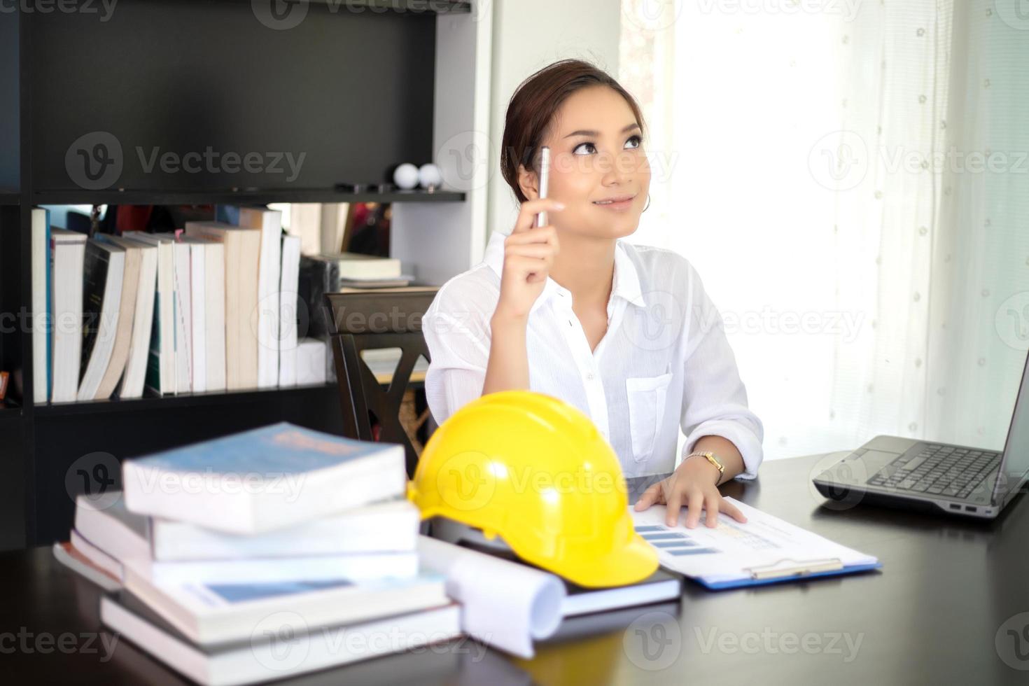 Ingenieurinnen denken daran, neue Jobs zu schaffen und lächeln und arbeiten glücklich foto