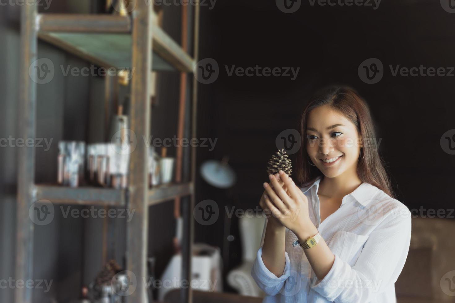 Asiatische Frauen, die lächelnd und glücklich in einem Café entspannen, nachdem sie in einem erfolgreichen Büro gearbeitet haben. foto