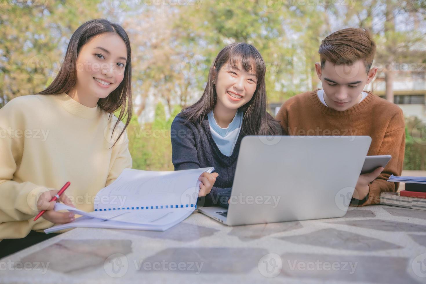 Gruppenschüler lächeln und haben Spaß. Es hilft auch, Ideen in der Arbeit und im Projekt zu teilen. und rezensieren Sie das Buch auch vor der Prüfung im Garten. foto