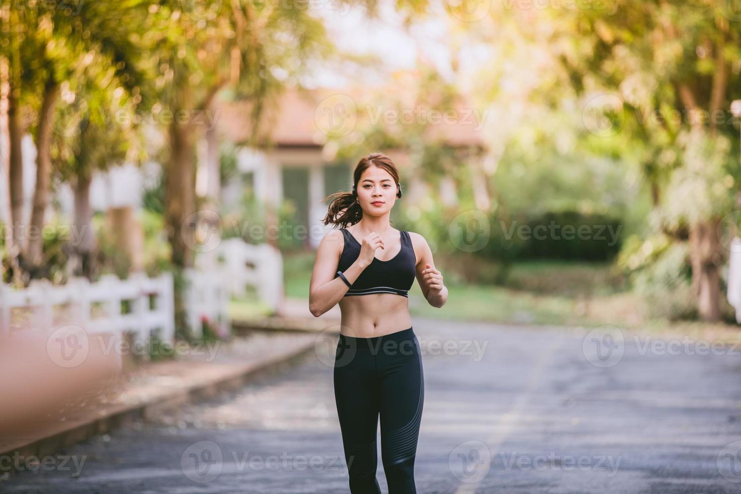 Asiatische Frauen laufen und joggen im Freien auf der Straße im Park foto