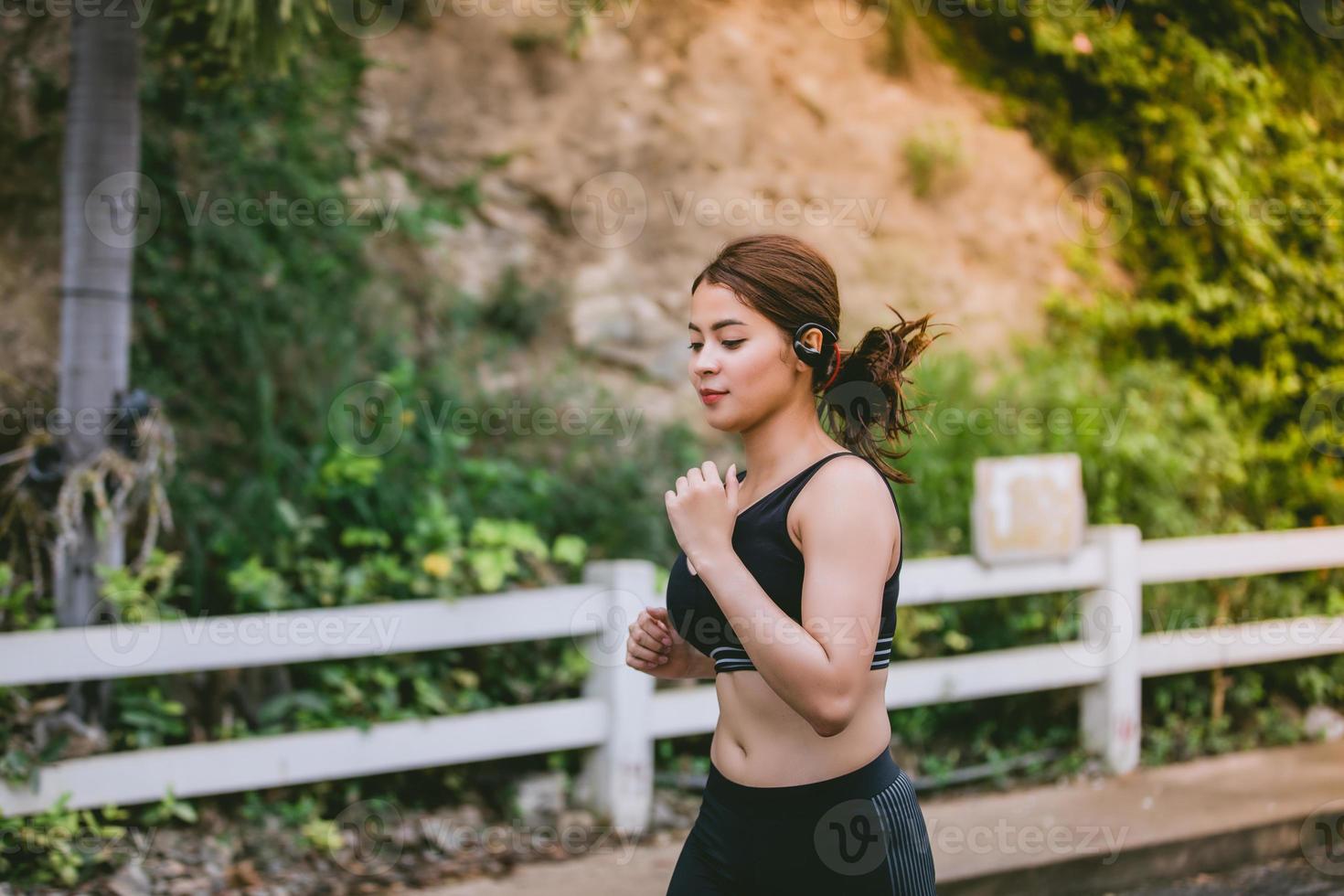 Asiatische Frauen laufen und joggen im Freien auf der Straße im Park foto