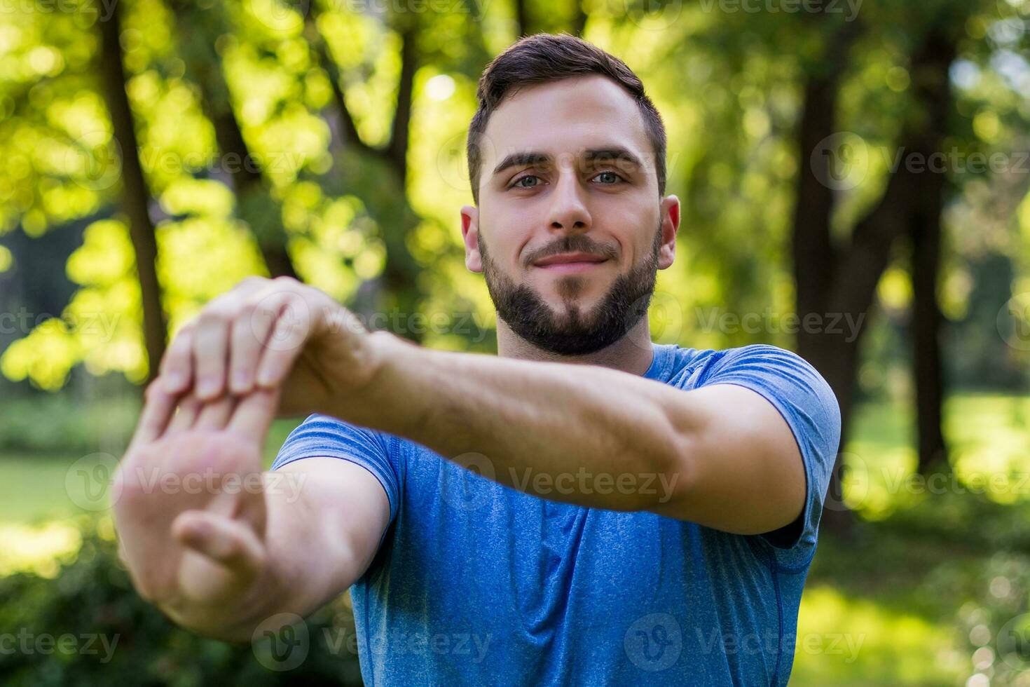 gut aussehend Mann ausüben im das Park. foto