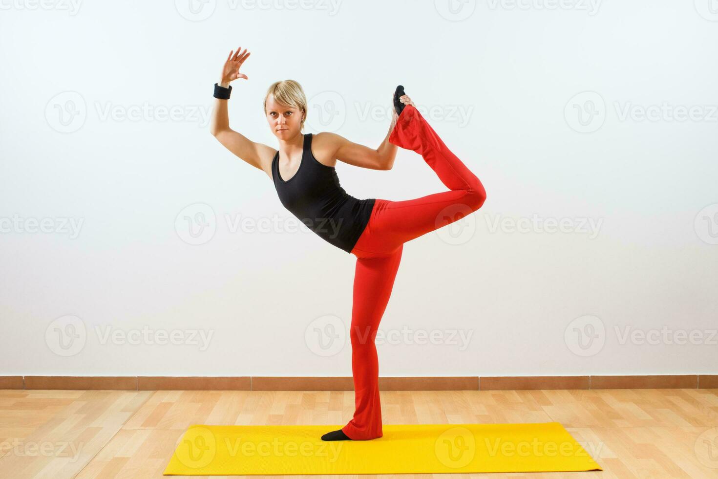 Frau, die Yoga ausübt foto