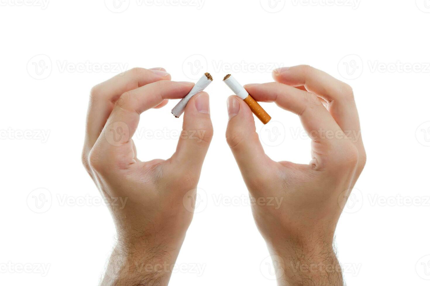 schließen oben von Mann Hände halten gebrochen Zigarette foto