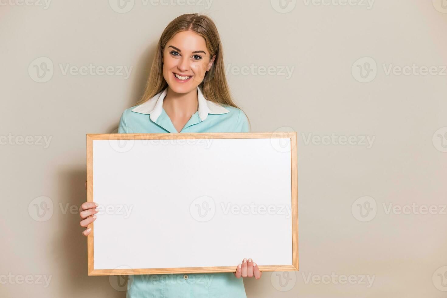 Porträt von medizinisch Krankenschwester halten Tafel. foto