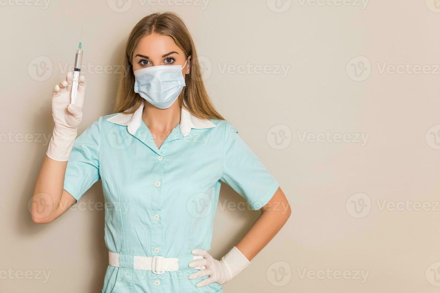 Porträt von Krankenschwester mit schützend Maske halten Injektion. foto