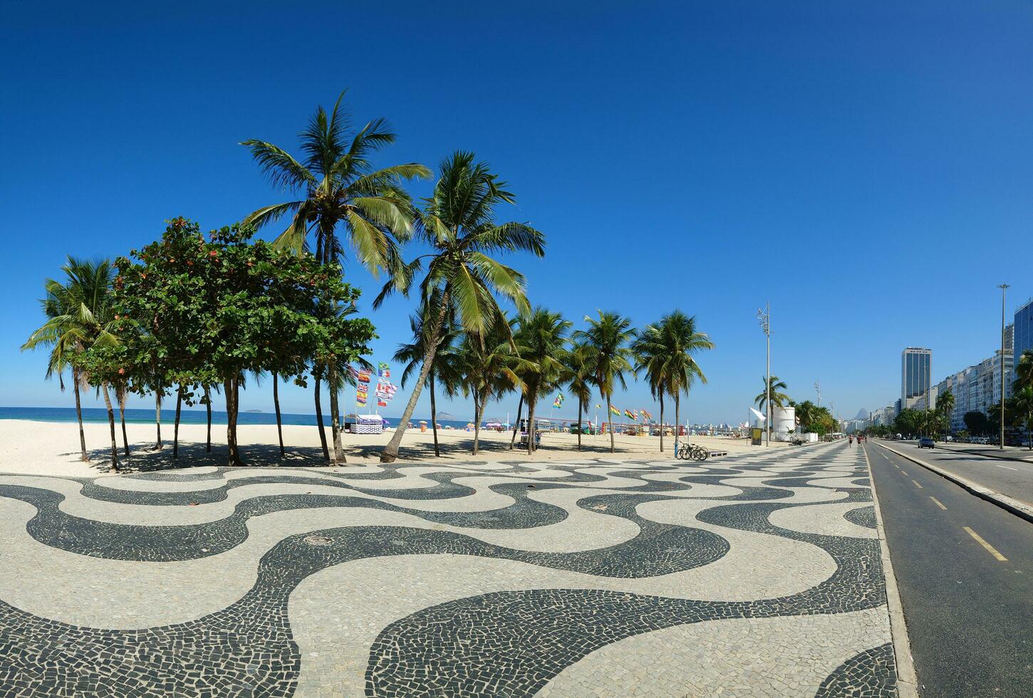 berühmt Bürgersteig mit Mosaik von Copacabana und lem Strand im Rio de Janeiro Brasilien foto