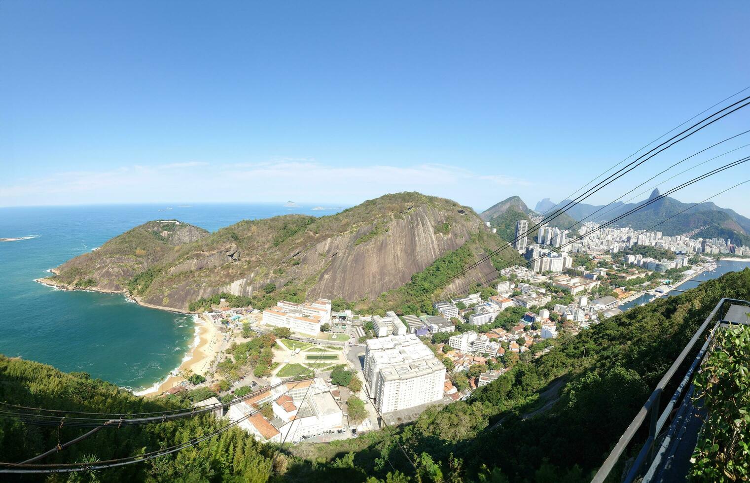 Panorama- Antenne Aussicht von das oben von Zuckerhut Berg im das Stadt von Rio de Janeiro foto