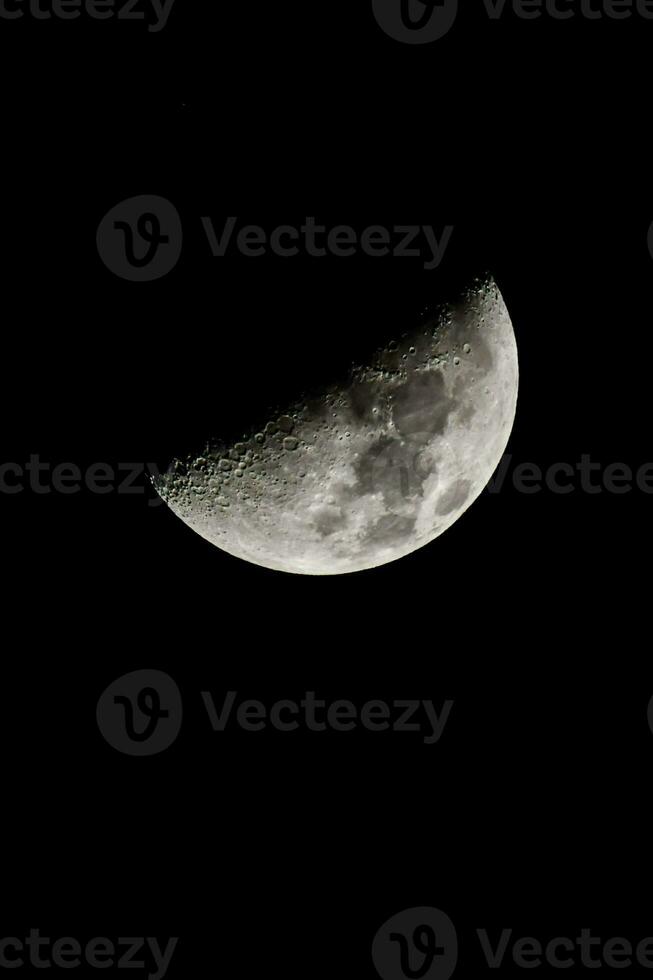 das Mond ist gesehen im das dunkel Himmel mit ein Halbmond gestalten foto