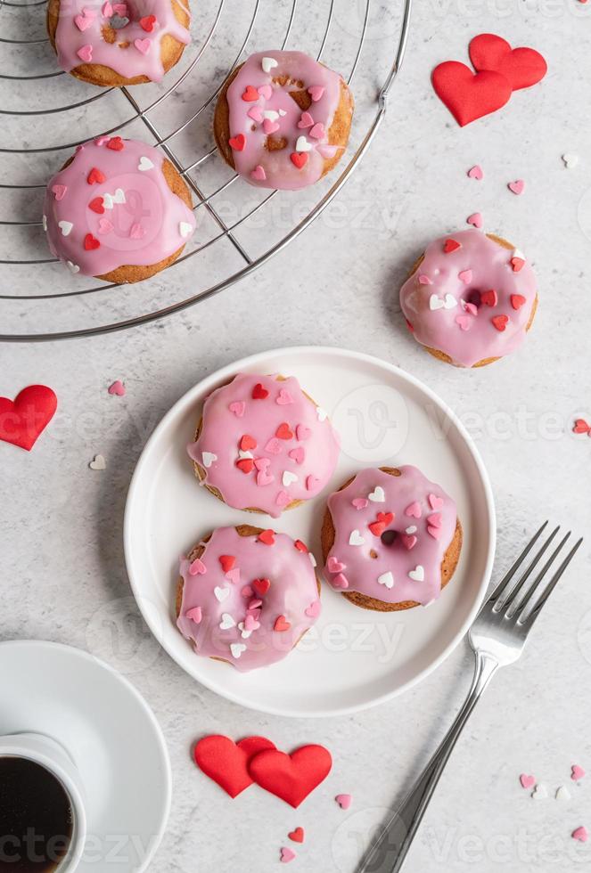 Herzförmiger Donut mit Erdbeerglasur - Valentinstagskonzept, selektiver Fokus foto