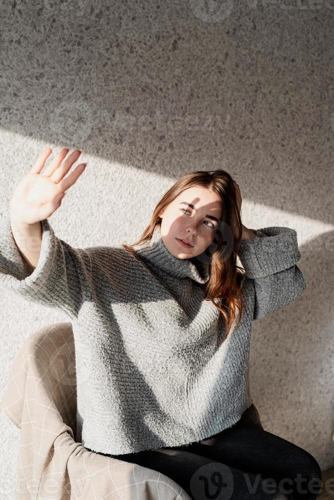 Porträt einer schönen jungen Frau mit einem Schattenmuster auf Gesicht und Körper foto