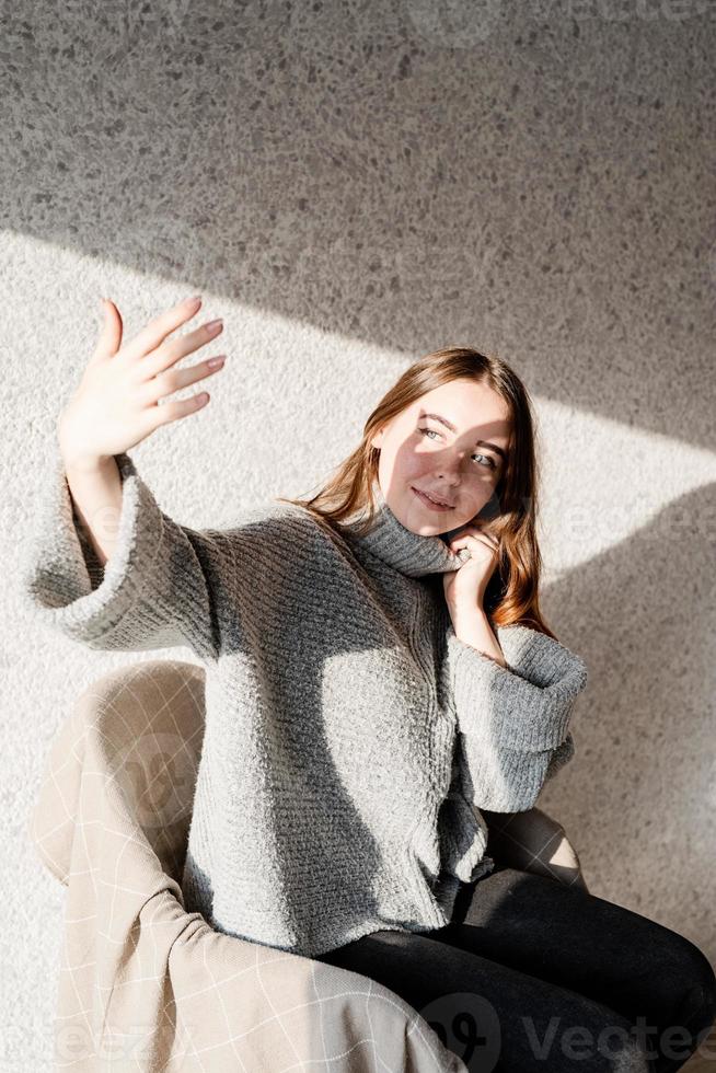 Porträt einer schönen jungen Frau mit einem Schattenmuster auf Gesicht und Körper foto