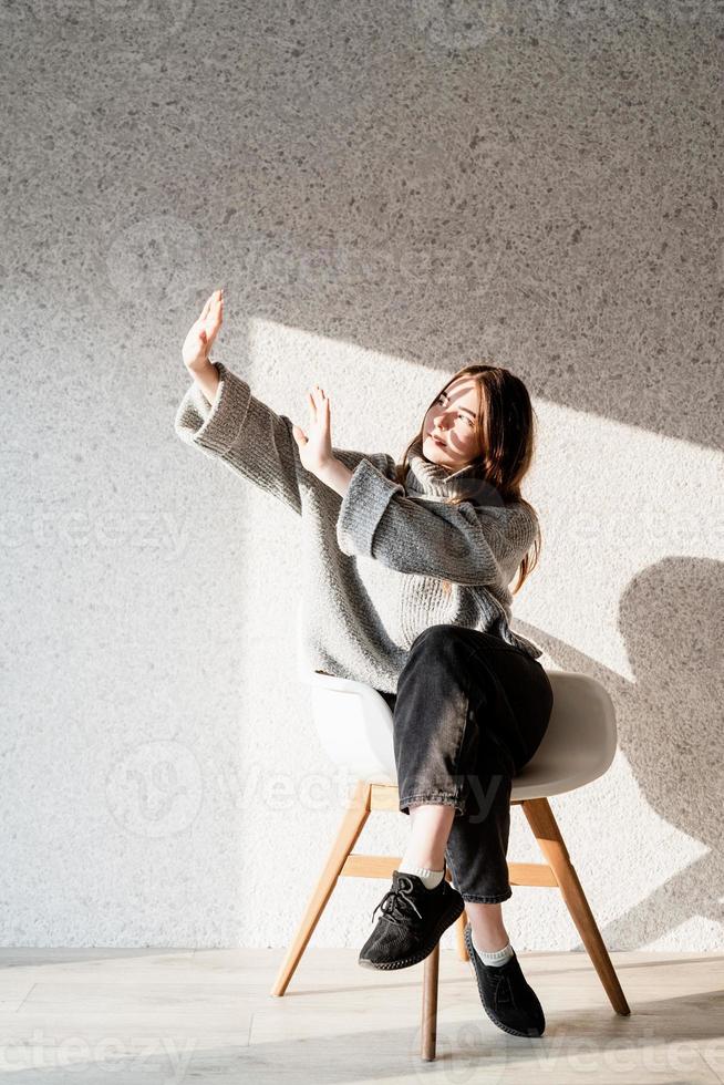 Porträt einer schönen jungen Frau mit einem Schattenmuster auf Gesicht und Körper foto