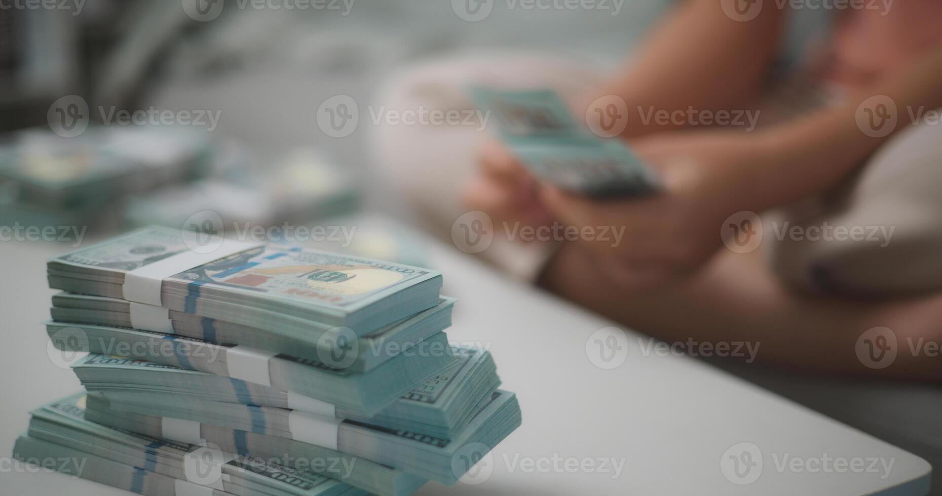 Porträt schließen oben von jung asiatisch Frau zählt Kasse Dollar Rechnungen während Sitzung im Leben Zimmer beim Zuhause, Zählen Stapel Kasse Geld Dollar, finanziell Planung. foto