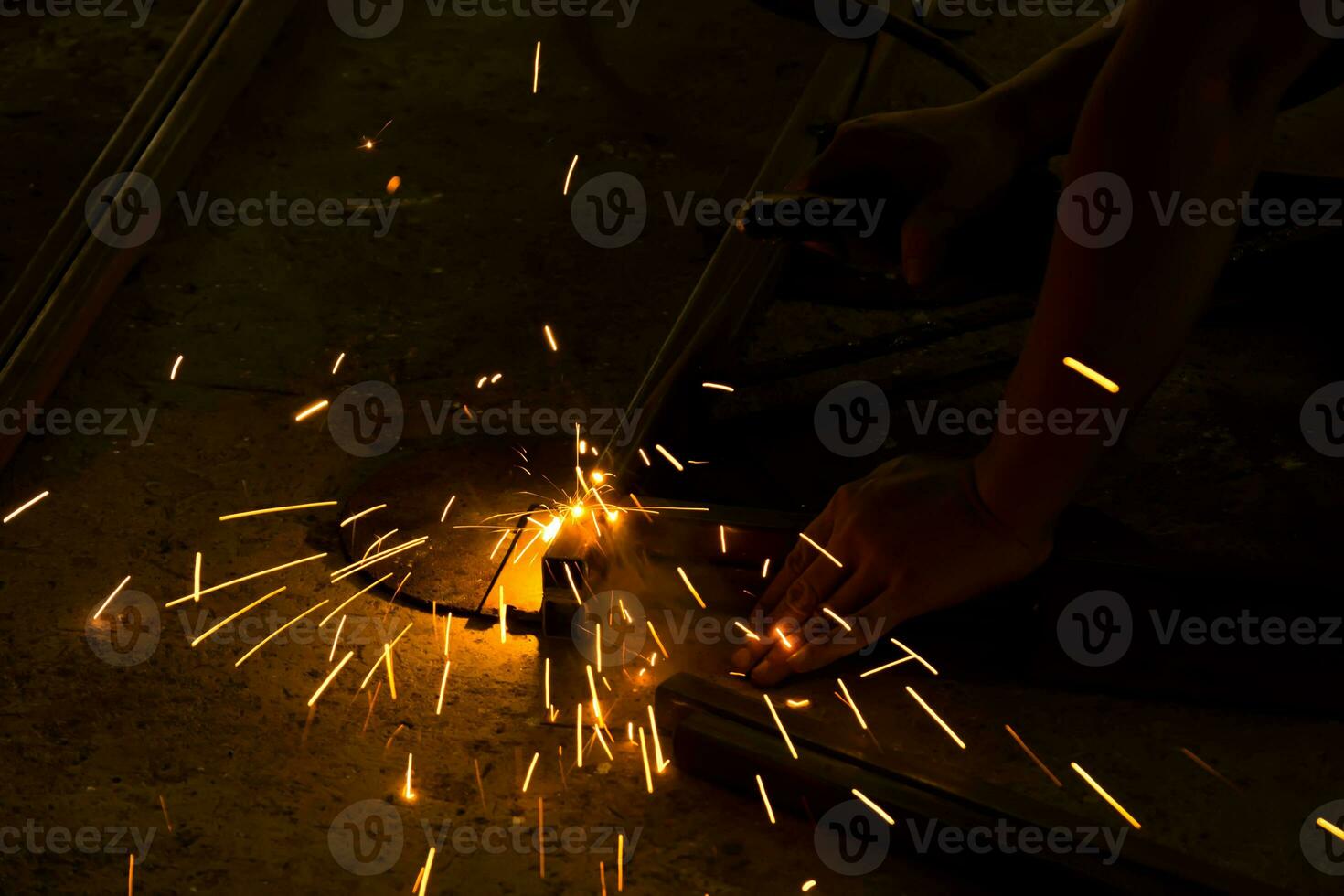 Schweißen Stahl mit Funken Beleuchtung foto