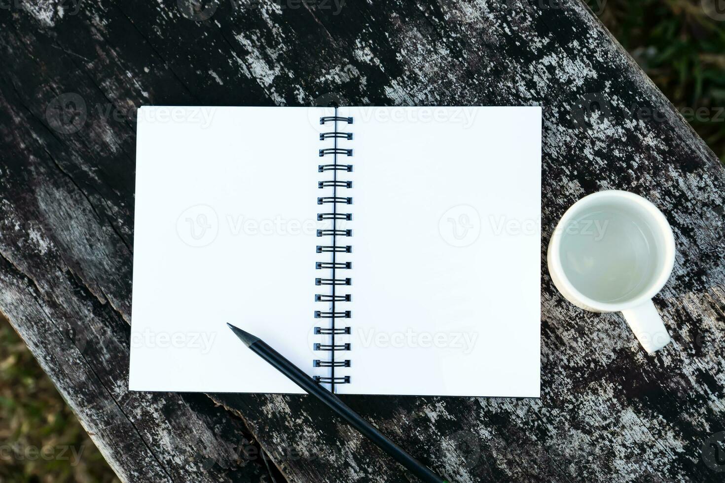 Weiß Kaffee Becher im das Morgen Zeit foto