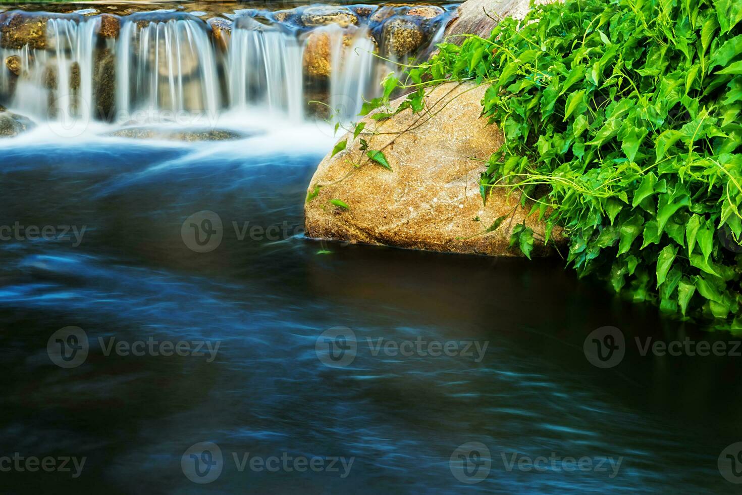 klein Wasserfall mit Wasser Bewegung. foto