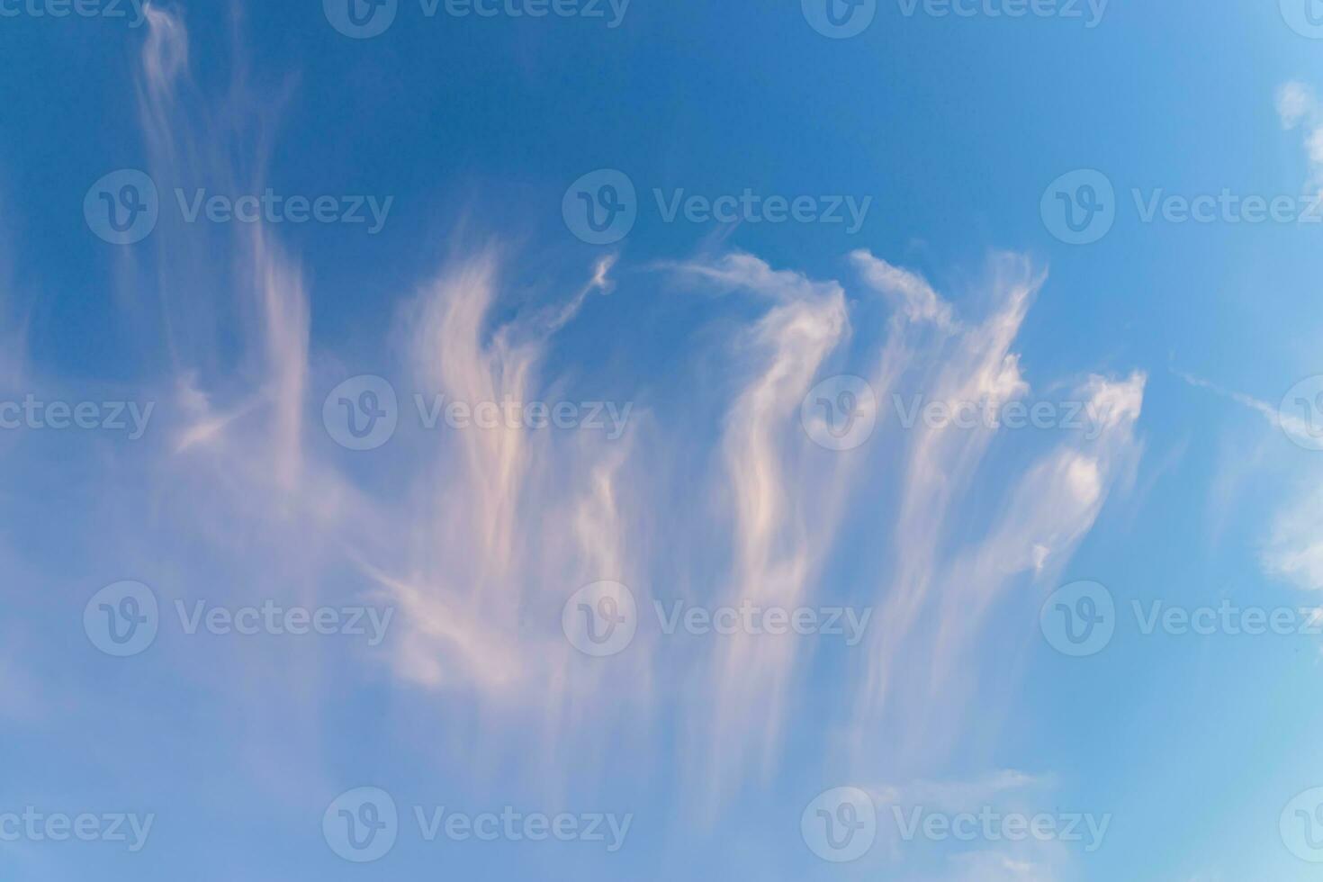 Cirrus Wolke mit Blau Himmel. foto