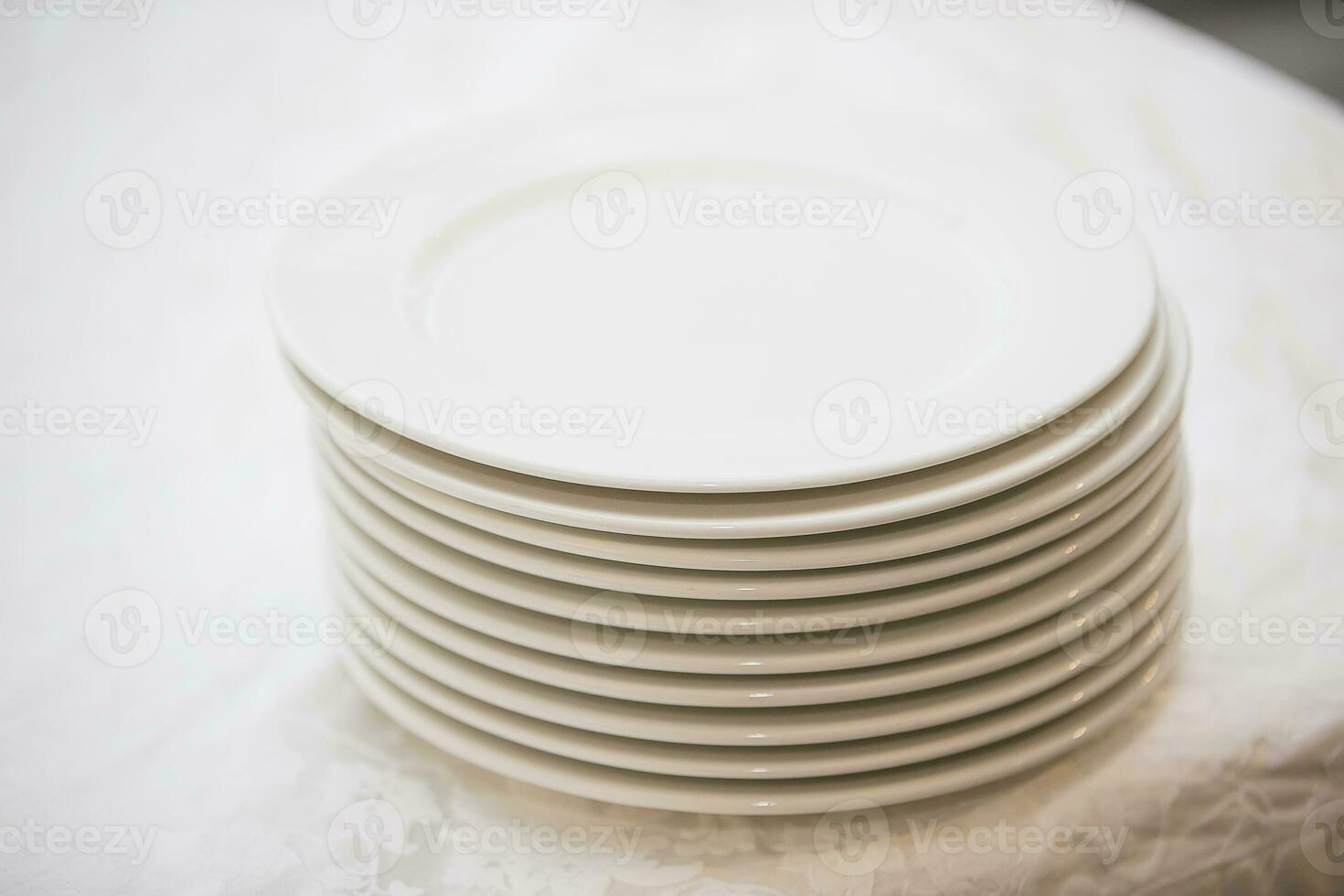 ein Stapel von Weiß Platten auf das Tabelle foto