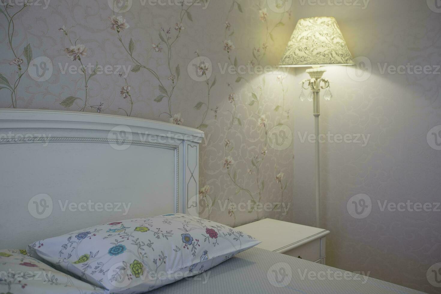 Innere mit Weiß Bett und Tabelle Lampe. Schlafzimmer foto