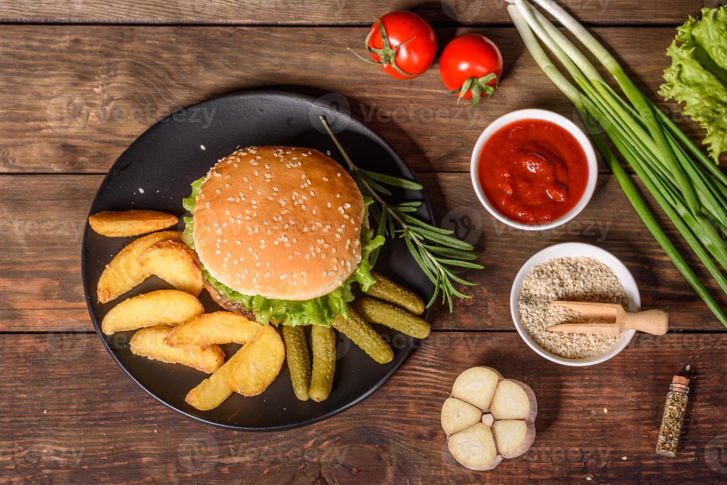 lecker gegrillter hausgemachter Burger mit Rindfleisch, Tomate, Käse, Gurke und Salat foto