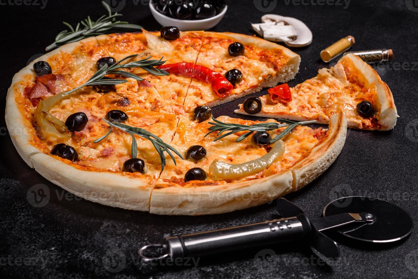 leckere frische heiße Pizza vor einem dunklen Hintergrund. Pizza, Essen, Gemüse, Pilze foto
