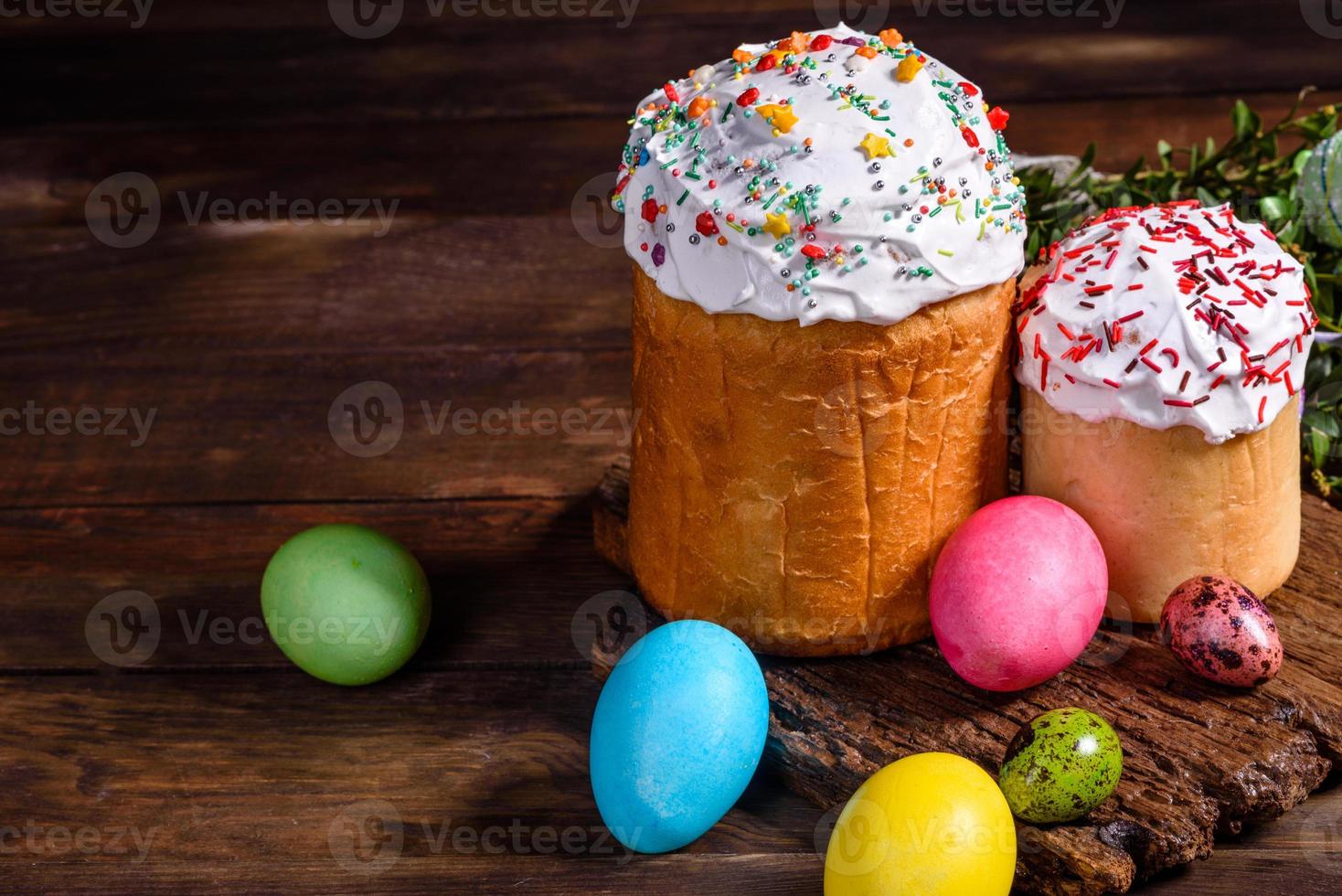 Osterkuchen und bunte Eier auf dunklem Hintergrund foto