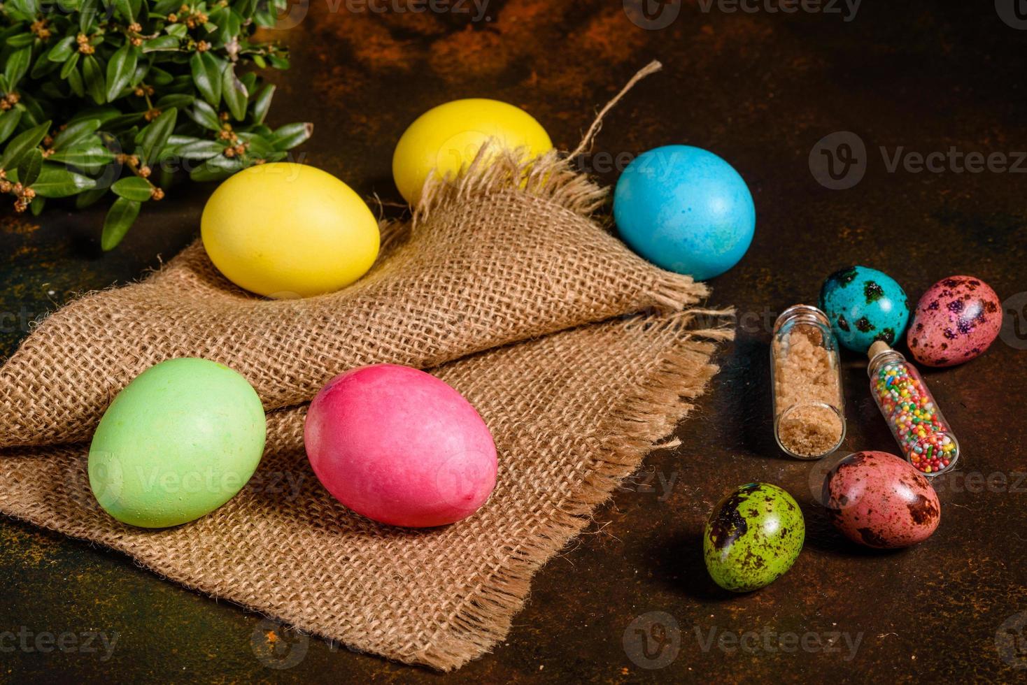 Osterkuchen und bunte Eier auf dunklem Hintergrund foto