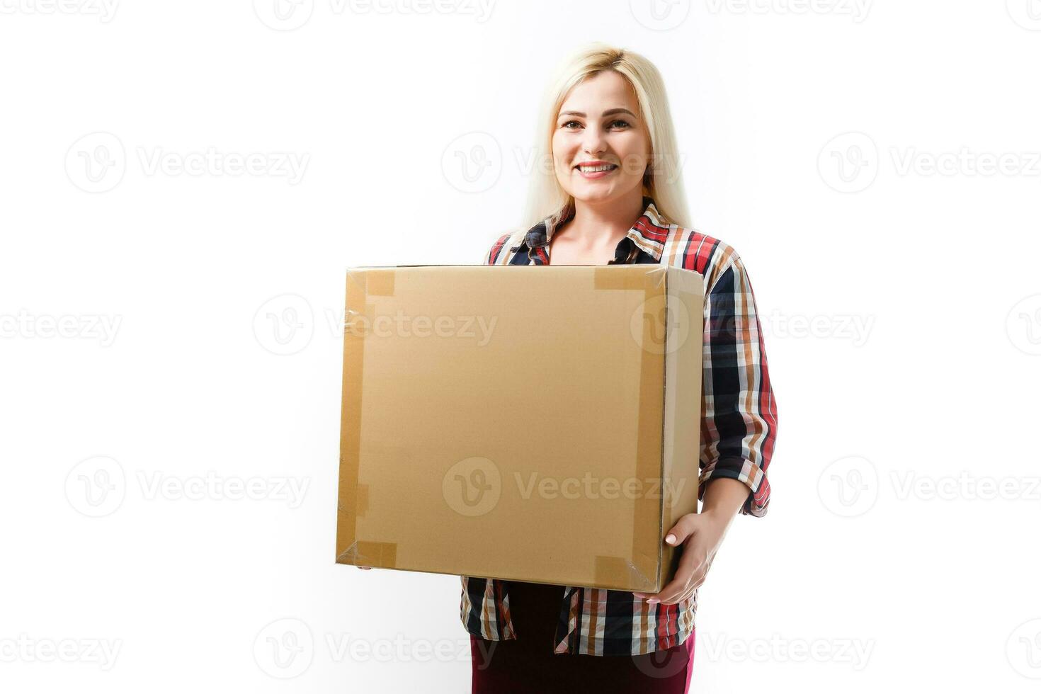 ein jung schön kaukasisch Frau halten ein Box im ihr Hände. foto