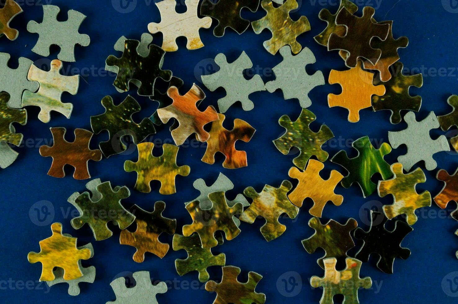 ein Stapel von Puzzle Stücke auf ein Blau Hintergrund foto