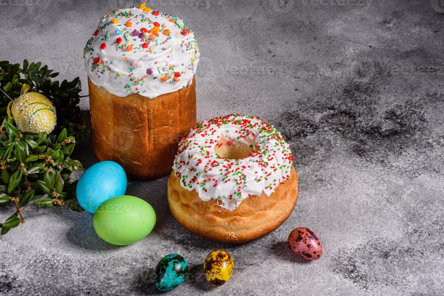 Osterkuchen und bunte Eier auf dunklem Hintergrund foto