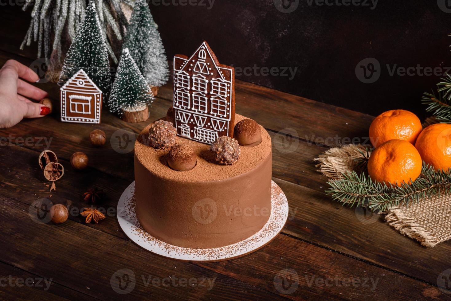 köstliche schöne Süßigkeiten auf einem dunklen Holztisch an Heiligabend foto