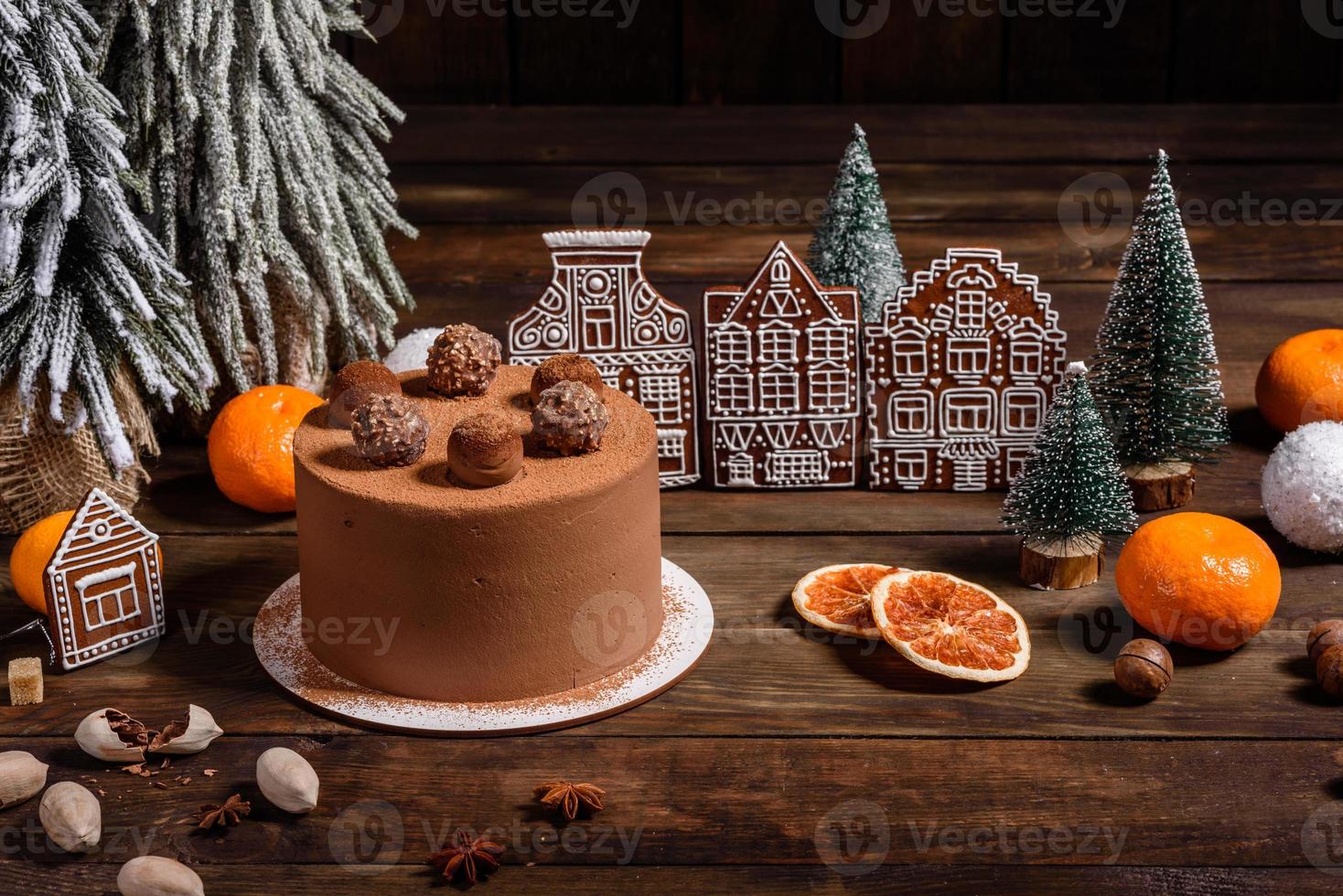 köstliche schöne Süßigkeiten auf einem dunklen Holztisch an Heiligabend foto