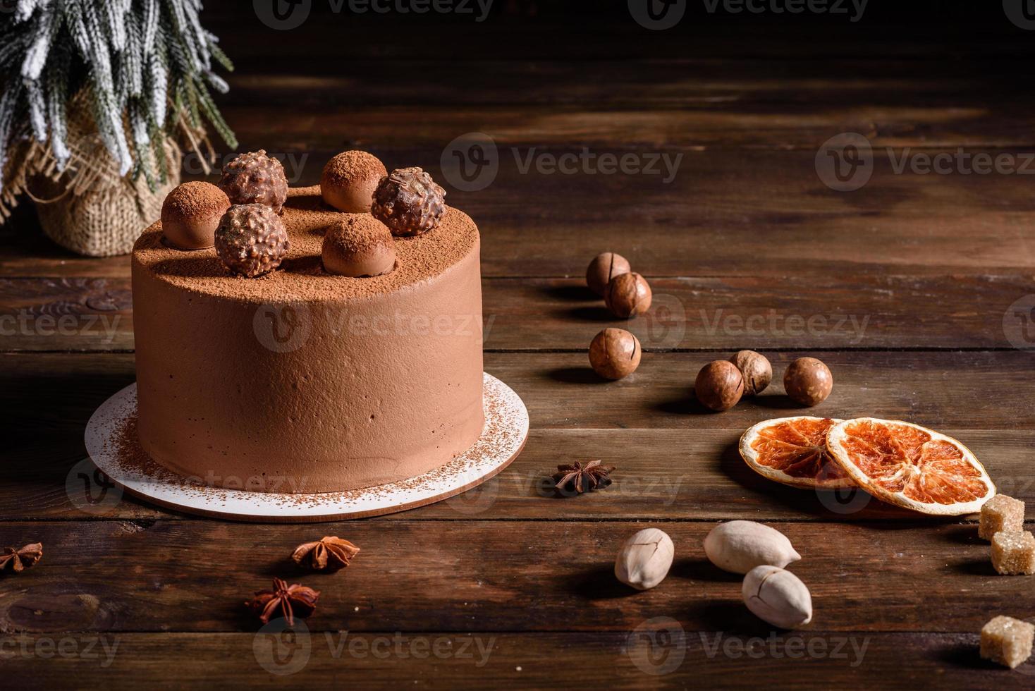 köstliche schöne Süßigkeiten auf einem dunklen Holztisch an Heiligabend foto