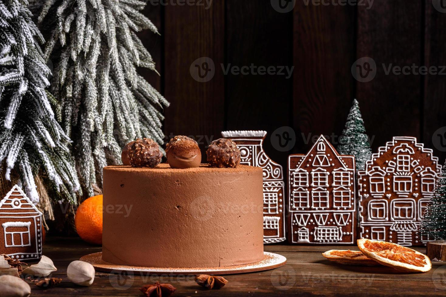 köstliche schöne Süßigkeiten auf einem dunklen Holztisch an Heiligabend foto