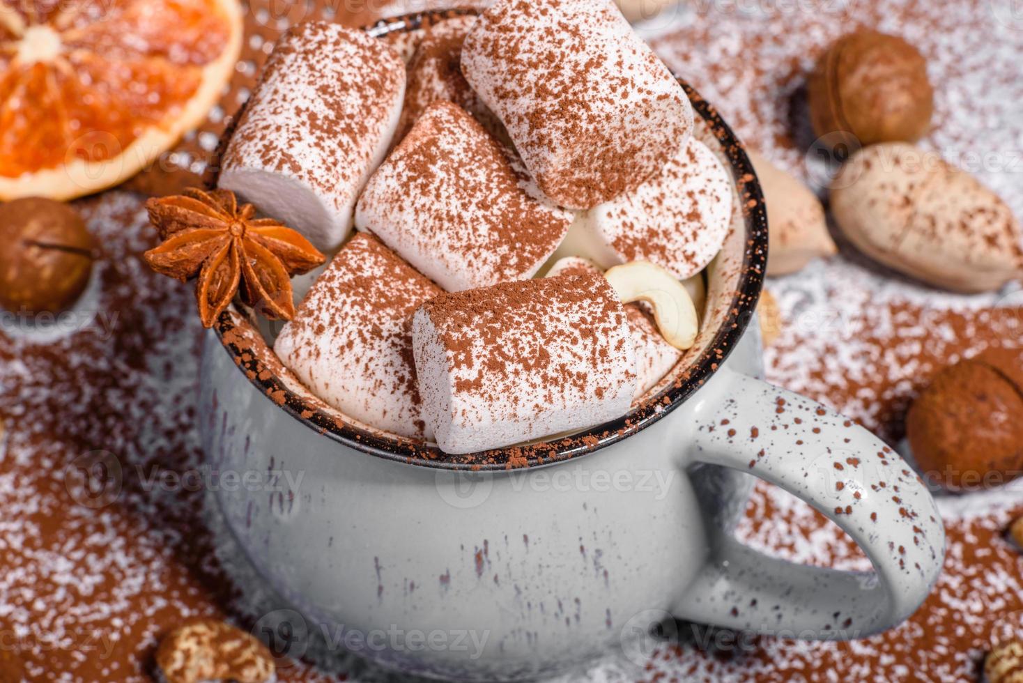 Tasse heiße Schokolade mit weißen Marshmallows foto