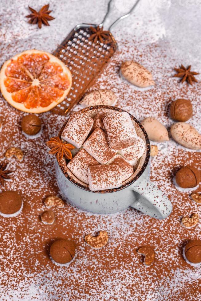 Tasse heiße Schokolade mit weißen Marshmallows foto